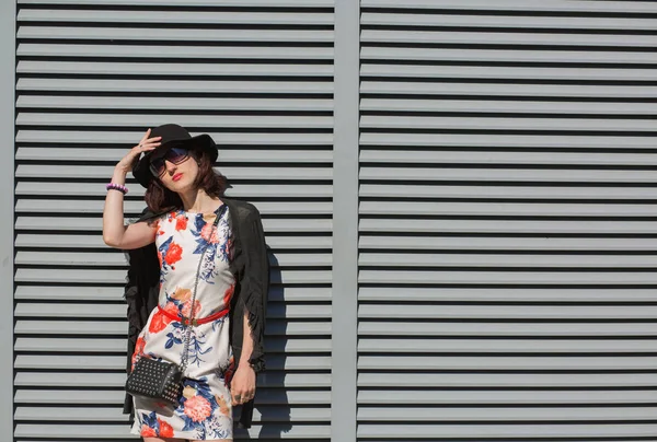 Niesamowite Młoda Kobieta Ubrana Stylowy Strój Okulary Przeciwsłoneczne Pozowanie Pobliżu — Zdjęcie stockowe