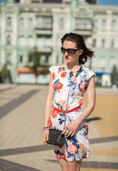 Потрясающая Брюнетка Молодая Женщина Модном Платье Очках Позирует Улице Пустое — стоковое фото