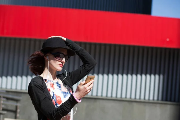 Fashionable Brunette Girl Wearing Stylish Hat Sunglasses Listening Music Her — Stock Photo, Image