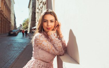 Güneşli bir gün boyunca sokak City'deki güzel gülümseyen esmer kız kameraya bakarak portresi. Metin için yer