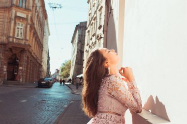 Pembe dantel elbise, Lviv antik Caddesi'nde poz görkemli esmer modeli