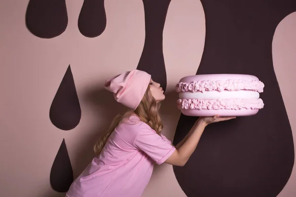 Bella Donna Bionda Shirt Rosa Cappello Baciare Macaron Torta Grande — Foto Stock