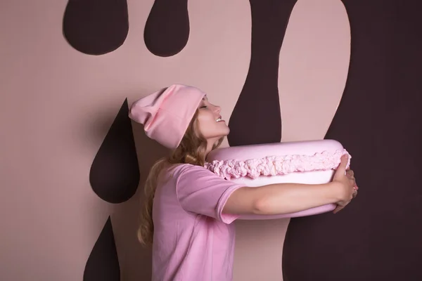 Menina Loira Engraçada Camiseta Rosa Boné Divertindo Com Macaroon Grande — Fotografia de Stock