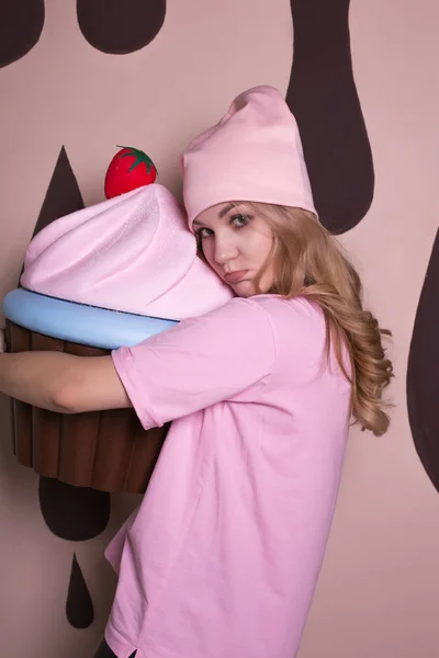 Emotionele Jonge Blonde Vrouw Draagt Roze Shirt Cap Poserend Met — Stockfoto