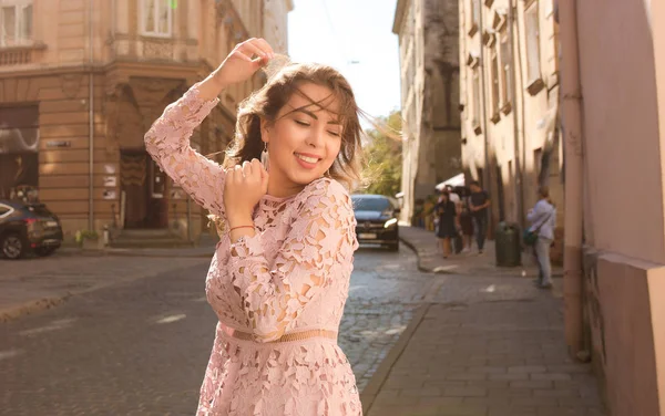 Happy Brunette Model Mengenakan Gaun Renda Menari Jalan Selama Hari — Stok Foto