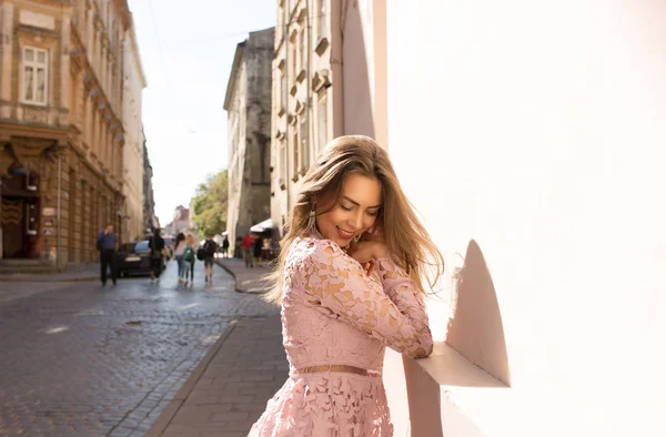 Cheerful Brunette Girl Wearing Pink Lace Dress Posing Street Sunny — Stock Photo, Image