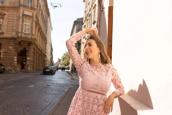Cheerful Elegant Model Wearing Pink Lace Dress Posing Ancient Street — Stock Photo, Image
