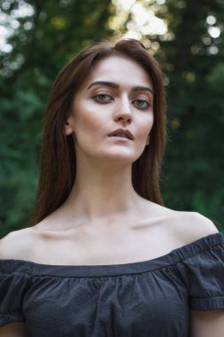 Portre portre inanılmaz iri gözlü oldukça esmer modelinin