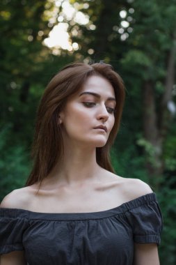 Güzel esmer kız giyiyor elbise ile çıplak omuz portre çekim