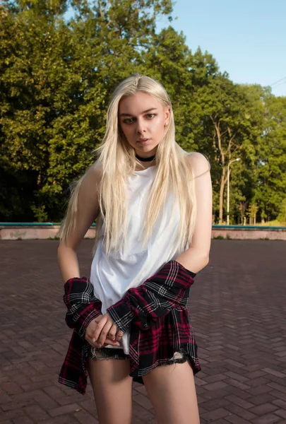 Jovem Luxo Com Cabelos Longos Vestindo Roupas Casuais Posando Parque — Fotografia de Stock