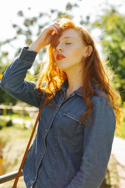 Sensual Modelo Cabelos Vermelhos Camisa Jeans Posando Raios Sol Rua — Fotografia de Stock