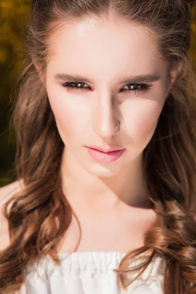 Primer Plano Retrato Joven Chica Seria Con Maquillaje Natural Día — Foto de Stock