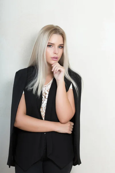 Elegancka Blondynka Naturalnego Makijażu Sobie Czarny Kostium Koronkowa Bluzka — Zdjęcie stockowe