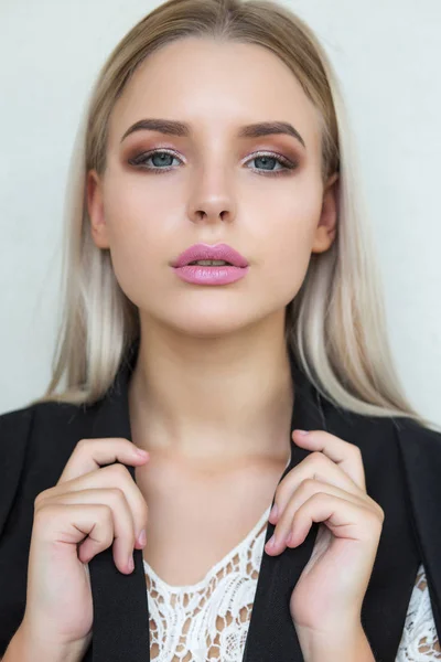 Όμορφη Νεαρή Ξανθιά Κοπέλα Ροζ Χείλη Και Μακριά Ίσια Μαλλιά — Φωτογραφία Αρχείου