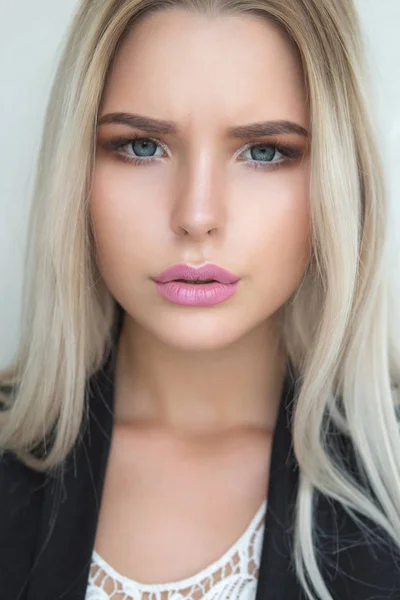 Bedårande Ung Blond Kvinna Med Naturlig Makeup Och Långa Raka — Stockfoto
