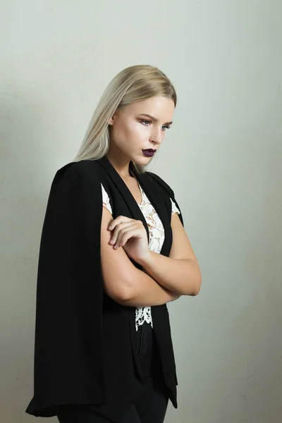 Gyönyörű Szőke Modell Visel Fekete Kosztüm Csipke Blúz Lila Ajkak — Stock Fotó