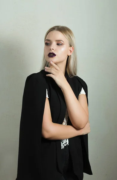 Glamour Femme Blonde Avec Des Lèvres Violettes Portant Costume Noir — Photo