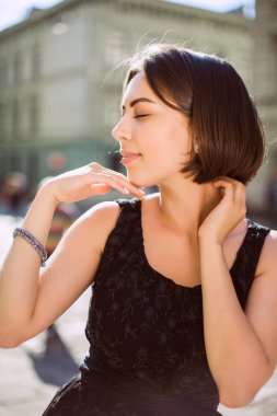 Şehir sokaklarda yürüyen trendy elbise esmer modeli gülümseyen yaşam tarzı portresi