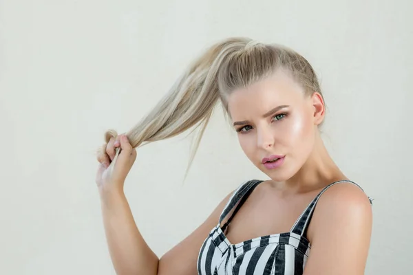 Porträtt Ganska Blond Flicka Med Naturlig Makeup Drar Hennes Hår — Stockfoto