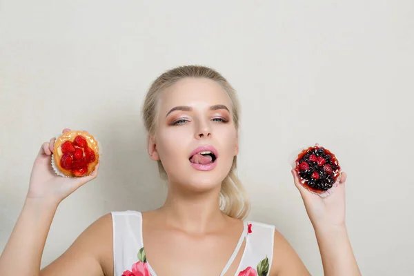 Cool Aantrekkelijke Blonde Meisje Met Plezier Met Een Zoete Cupcake — Stockfoto