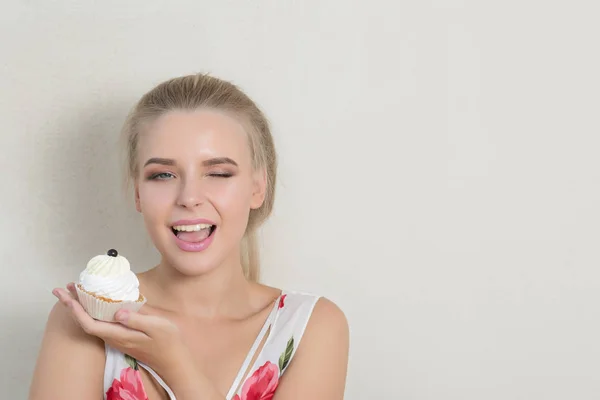 Cheerful Blonde Woman Perfect Makeup Holding Sweet Cream Dessert Empty — Stock Photo, Image