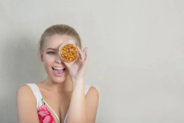Vrolijke Blonde Vrouw Met Plezier Met Cupcake Hand Die Betrekking — Stockfoto