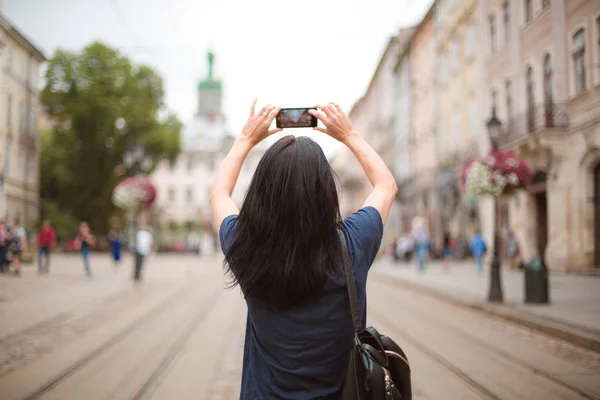 Turis Dengan Ransel Berjalan Melalui Pusat Kota Dan Mengambil Foto — Stok Foto