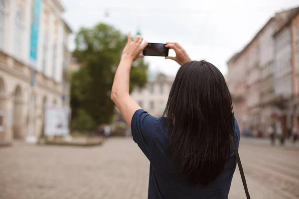 Turistické Pořizování Fotografií Smartphone Městské Centrum Lvov — Stock fotografie