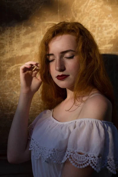 Closeup Retrato Sensual Senhora Cabelos Vermelhos Vestido Branco Posando Luz — Fotografia de Stock
