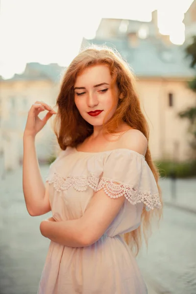 Красива Дівчина Імбир Довгим Волоссям Білій Сукні Голими Плечима — стокове фото