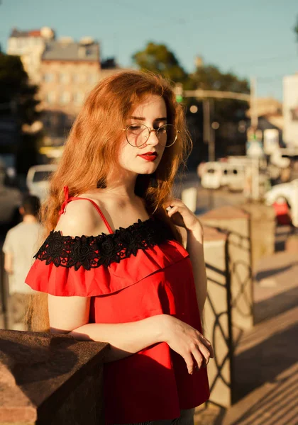 Yumuşak güneş ışığı altında poz görkemli Kızıl Bayan gözlük, çiller ile portresi