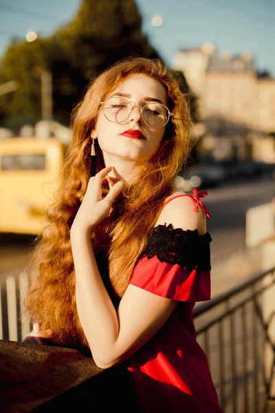 Πορτρέτο Του Όμορφη Κοπέλα Τζίντζερ Κλειστά Μάτια Φορώντας Γυαλιά Θέτοντας — Φωτογραφία Αρχείου