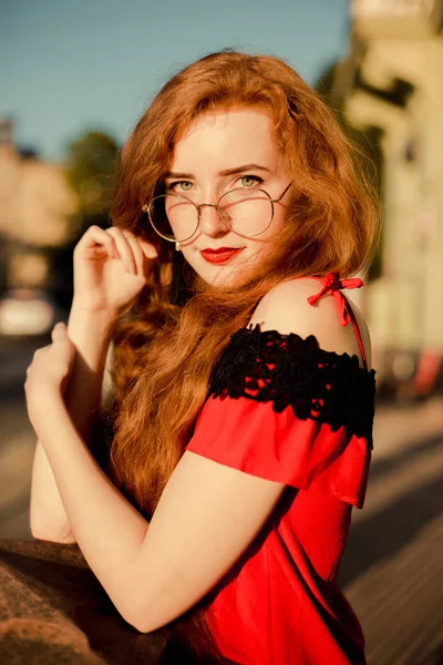 Retrato Menina Gengibre Elegante Com Sardas Vestindo Óculos Posando Luz — Fotografia de Stock