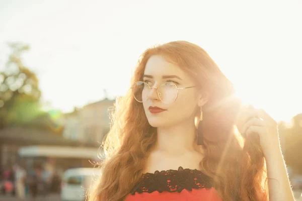 Retrato Close Mulher Ruiva Romântica Com Sardas Vestindo Óculos Posando — Fotografia de Stock