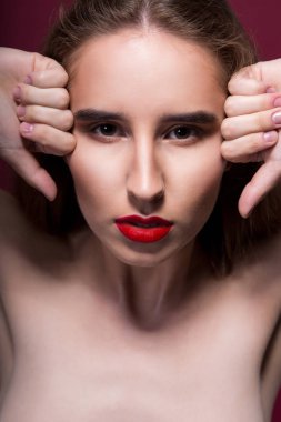 Mükemmel cilt ve kırmızı dudaklar esmer kadınla lüks güzellik portresi. Stüdyo kırmızı bir arka plan üzerinde ateş