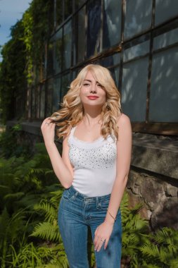 Sera poz trendy giyim giymiş güzel genç bayan