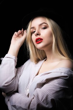 Kırmızı dudaklar ve uzun saç stüdyosu gölge poz ile sevimli genç kız