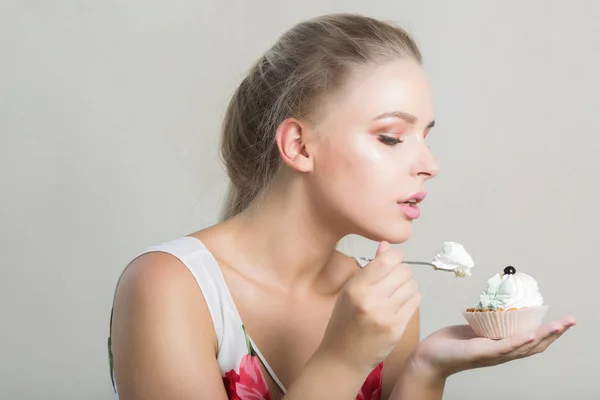 Mooie Blonde Vrouw Eten Smakelijke Zoete Dessert Met Boter Crème — Stockfoto