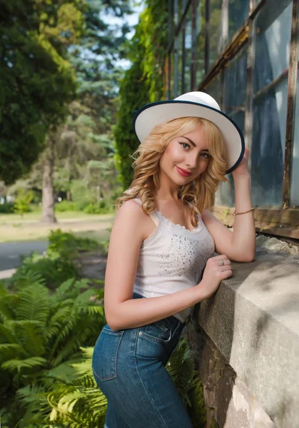 Şapka ve sera poz şık kıyafet giyen neşeli genç kadın 