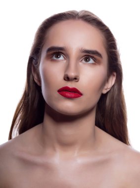 Beyaz bir arka plan üzerinde poz dalgın esmer kadınla parlak makyaj, closeup portresi