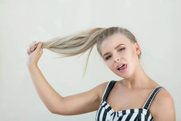 Modelo Rubia Fresca Sosteniendo Cabello Mostrando Lengua Espacio Vacío — Foto de Stock