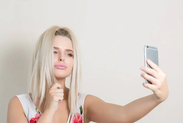 Mujer Rubia Linda Haciendo Autorretrato Teléfono Inteligente Sobre Fondo Gris — Foto de Stock