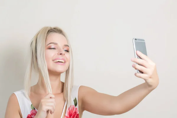 Riéndose Modelo Rubia Haciendo Selfie Teléfono Móvil Sobre Fondo Gris — Foto de Stock