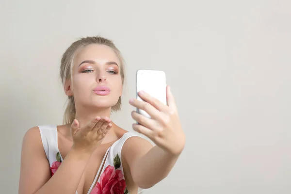 Mujer Rubia Adorable Enviando Beso Aire Haciendo Selfie Teléfono Móvil — Foto de Stock