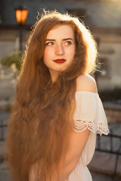 Retrato Rua Bela Menina Ruiva Com Cabelo Encaracolado Posando Noite — Fotografia de Stock