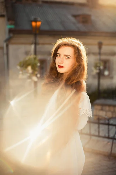 Уличный Портрет Романтической Рыжеволосой Модели Длинными Размахивающимися Волосами Позирующими Солнце — стоковое фото