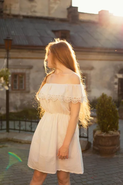 Beau Modèle Jeune Rousse Avec Longs Cheveux Luxuriants Rayonnant Rayons — Photo