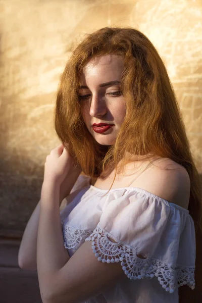 Retrato Close Mulher Ruiva Fabulosa Com Lábios Vermelhos Posando Parede — Fotografia de Stock