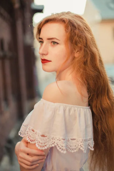 Mulher Ruiva Impressionante Com Cabelo Encaracolado Longo Posando Cidade Noite — Fotografia de Stock