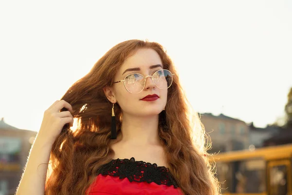 Крупный План Прекрасной Рыжеволосой Женщины Вьющимися Волосами Позирующими Вечернем Мягком — стоковое фото